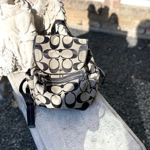 Signature COACH design